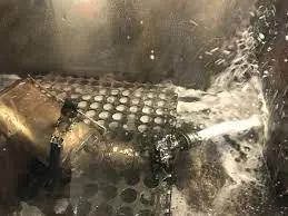 Professionelle DPF-Trockeneisreinigung in einer deutschen Fachwerkstatt Professionelle Trockeneisreinigung eines Dieselpartikelfilters in einer deutschen Werkstatt. Das Bild dokumentiert den Ausbau und die fachmännische Reinigung, die selbst stark verschmutzte Filter fast in Neuzustand zurückversetzt. Effektive und gründliche Lösung für Lkw und Transporter.