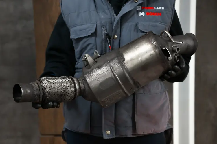 Vergleich der DPF-Reinigungsmethoden: Chemische, Schaum- und Trockeneisreinigung – Wirksamkeit und Kosten Detaillierter Vergleich der drei wichtigsten Methoden zur Dieselpartikelfilter-Reinigung: chemisch, mit Aktivschaum und Trockeneis. Die Grafik zeigt Unterschiede in Wirksamkeit, Kosten und Anwendungsbereichen. Ideal für Fahrzeughalter, die die passende Reinigungsmethode für ihren DPF wählen möchten.